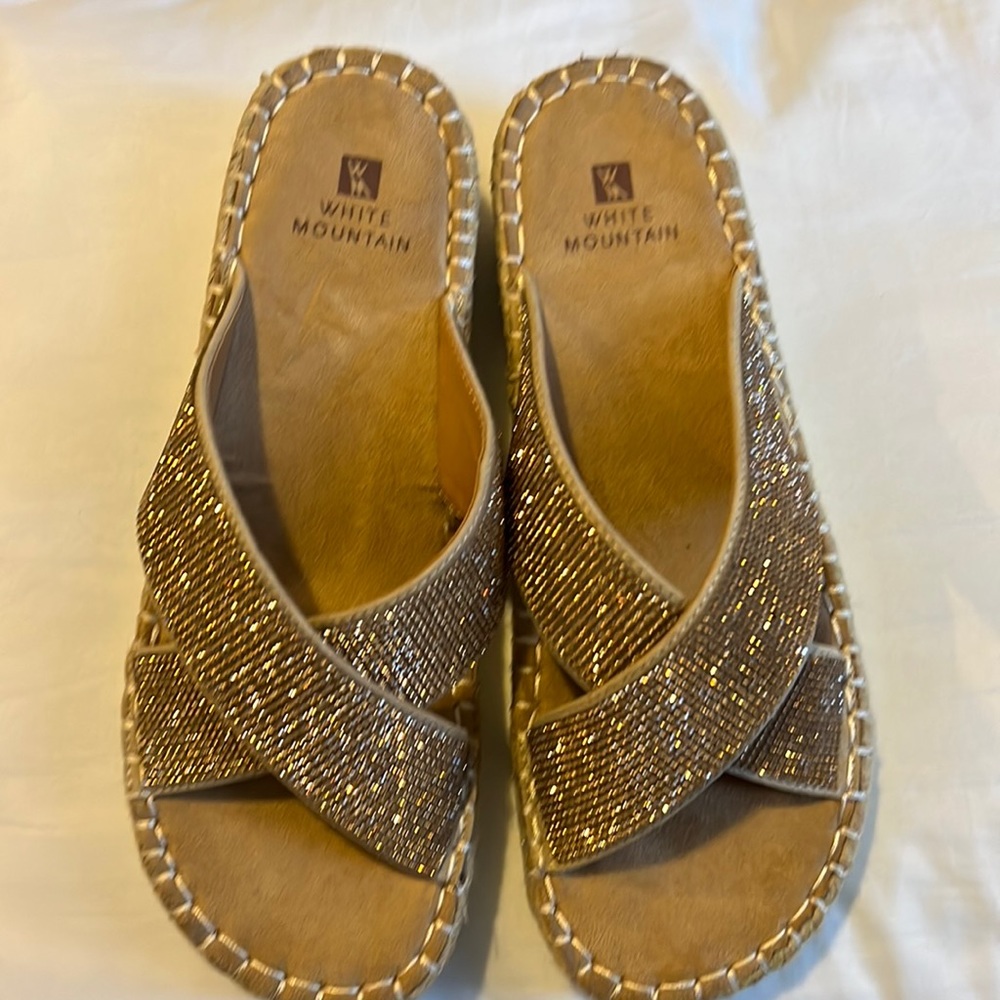 NWOT White Mountain gold tone sandals